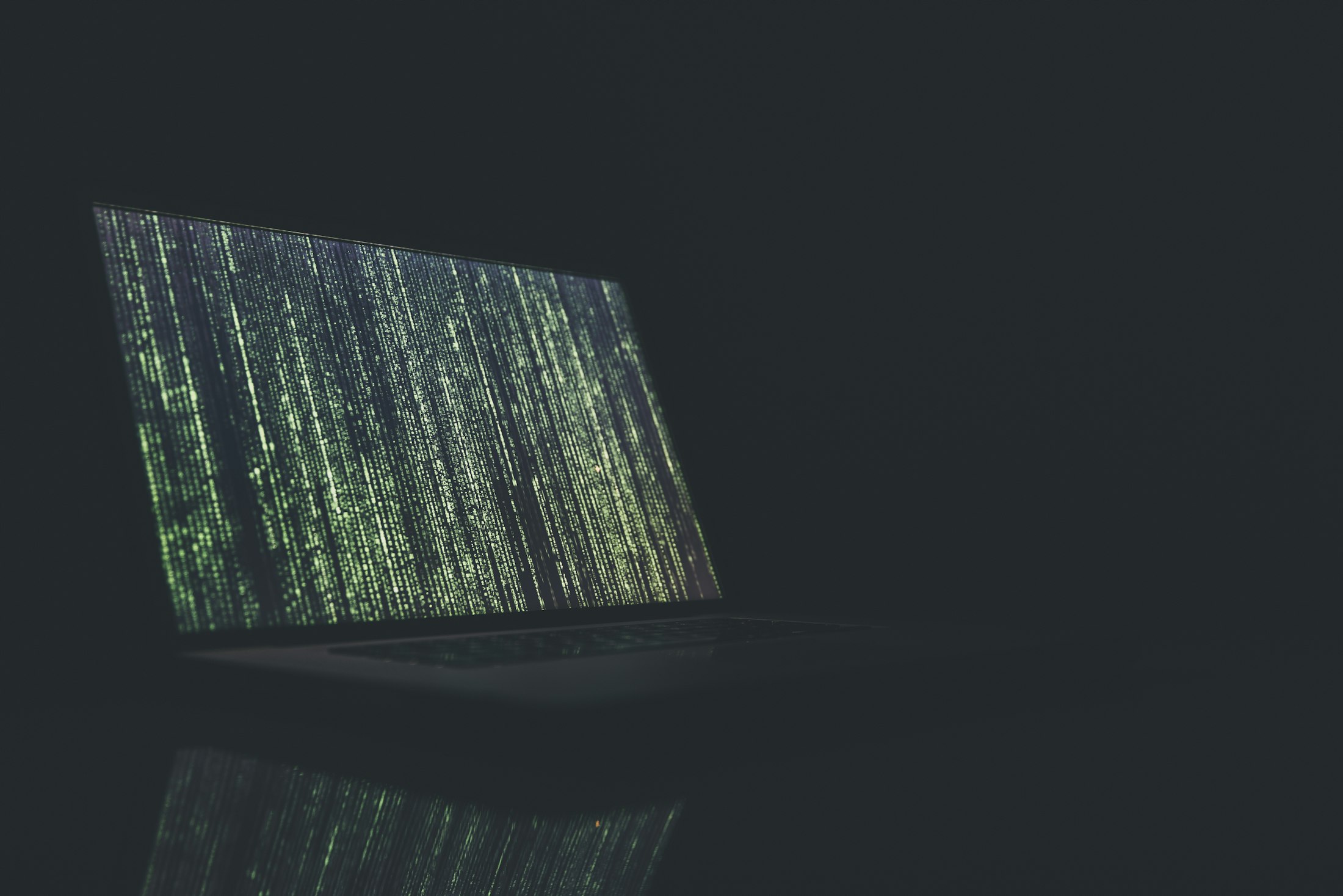 Ein starkes Audit ist keine Liste von erschreckenden Begriffen, sondern ein verständlicher Plan, welche Sicherheitslücken zunächst geschlossen werden müssen und wie man das System stabilisiert, ohne Unterbrechung des Geschäfts.